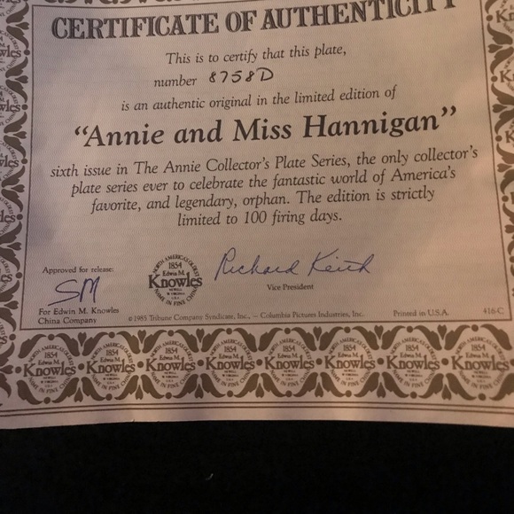 Vintage Knowls collectible plate, “ Annie and Miss Hannigan” - Picture 4 of 9